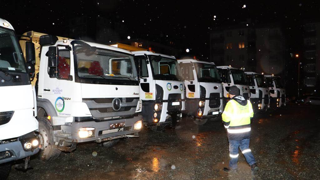 BÜYÜKŞEHİR BELEDİYESİ DEPREM BÖLGESİNE 105 ARAÇ, 158 PERSONEL GÖNDERDİ bu