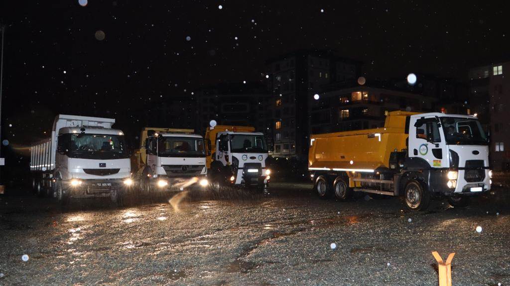 BÜYÜKŞEHİR BELEDİYESİ DEPREM BÖLGESİNE 105 ARAÇ, 158 PERSONEL GÖNDERDİ bu1 1