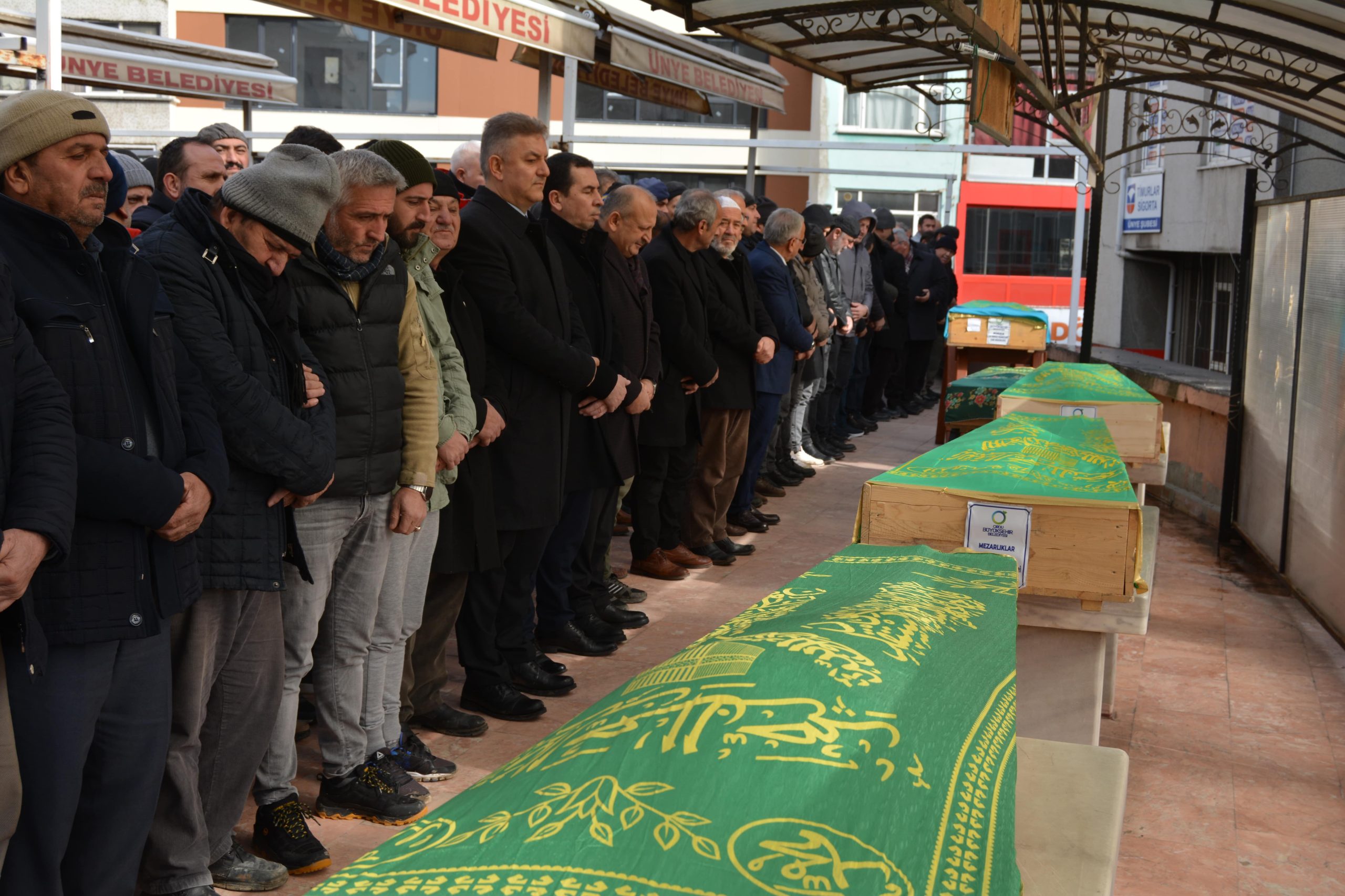 ÜNYE'Lİ DEPREMZEDELER SON YOLCULUĞUNA UĞURLANDI