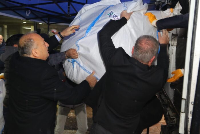 BAŞKAN TAVLI “DEPREM BÖLGESİNE YARDIM ÇALIŞMALARIMIZ SÜRÜYOR” d