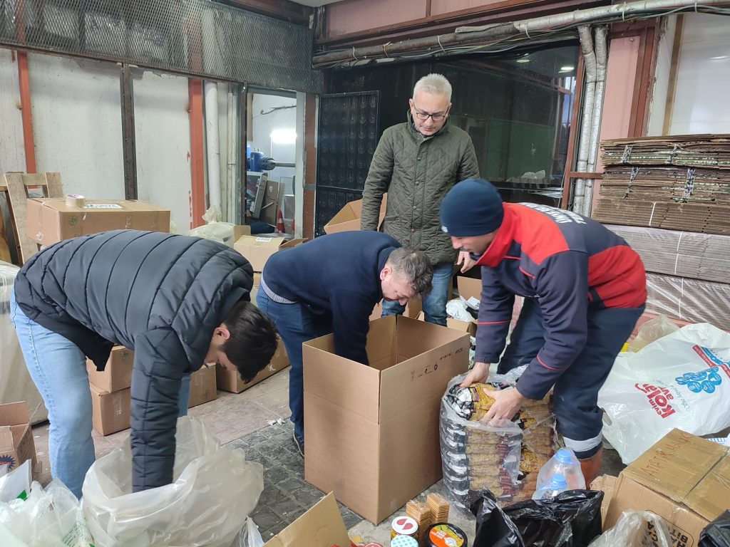 BAŞKAN TAVLI “DEPREM BÖLGESİNE YARDIM ÇALIŞMALARIMIZ SÜRÜYOR” d1