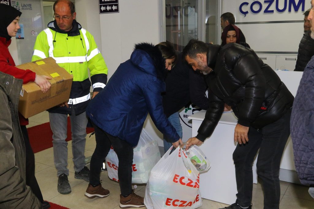 ÜNYE, DEPREMZEDELER İÇİN SEFERBER OLDU d4