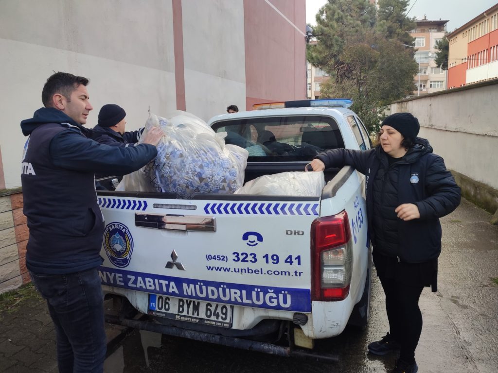 <strong>ÜNYE, DEPREMZEDELERE GÖNLÜNÜ AÇTI</strong> d4