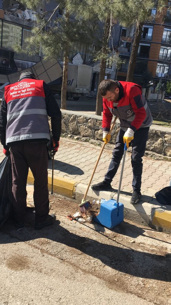 DEPREM BÖLGESİNDE TEMİZLİK SEFERBERLİĞİ de1 3