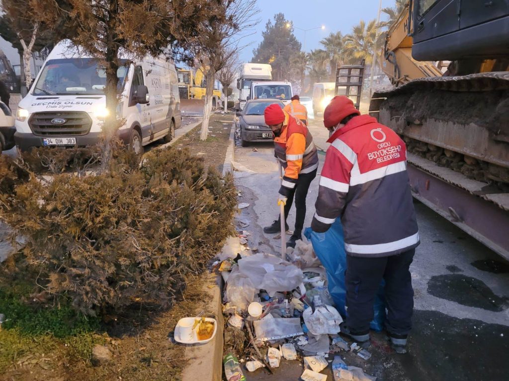 BÜYÜKŞEHİR EKİPLERİ DEPREM BÖLGELERİNDE CADDE VE SOKAKLARI TEMİZLİYOR e 1