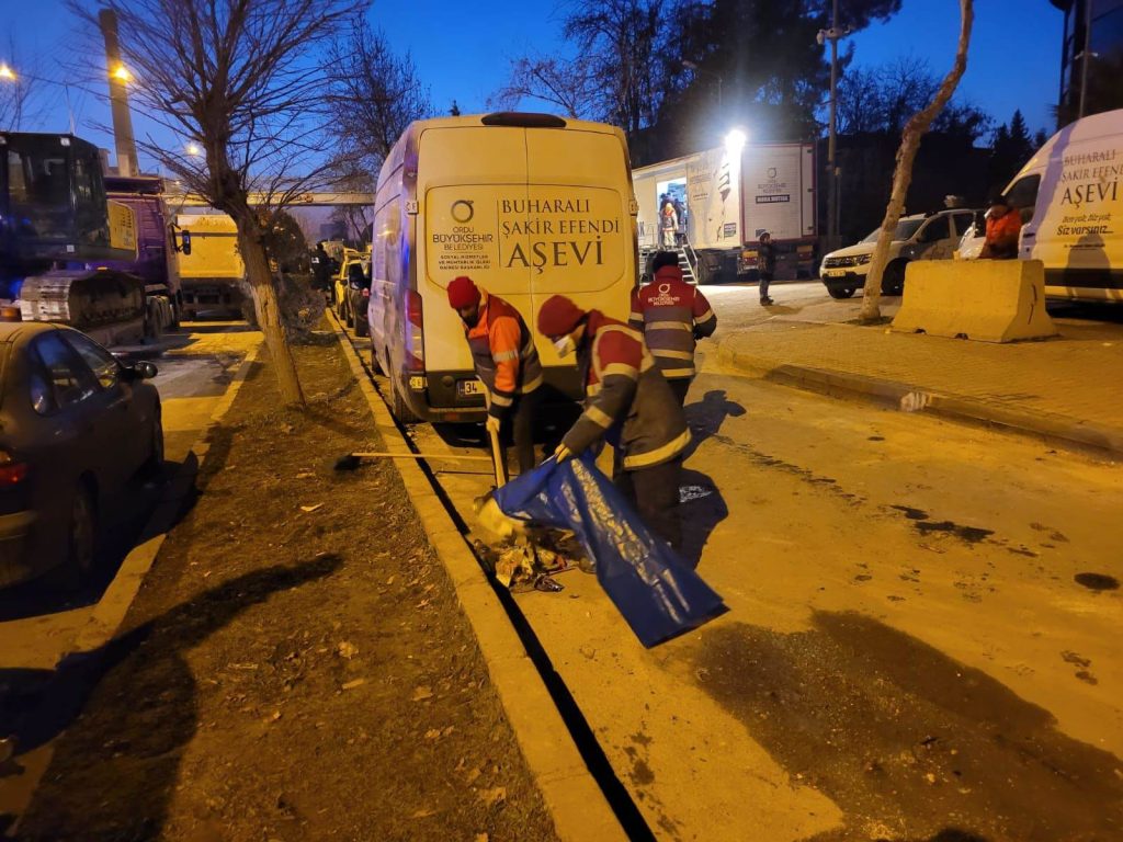 BÜYÜKŞEHİR EKİPLERİ DEPREM BÖLGELERİNDE CADDE VE SOKAKLARI TEMİZLİYOR e1