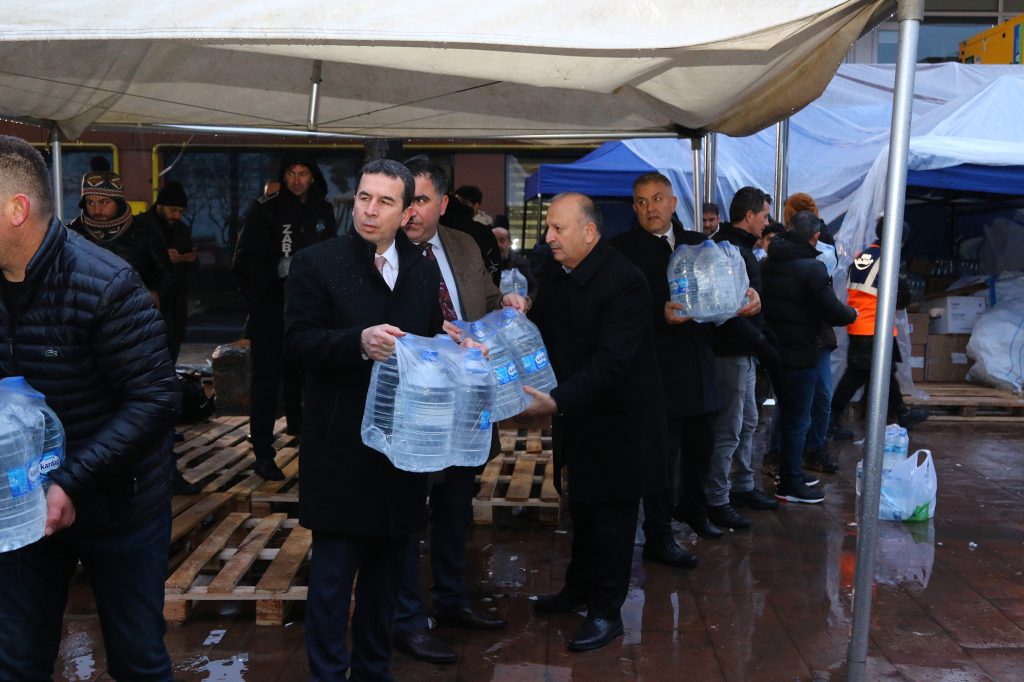 <strong>ÜNYE’DEN ELBİSTAN’A İŞ MAKİNASI VE AŞÇI DESTEĞİ</strong> el