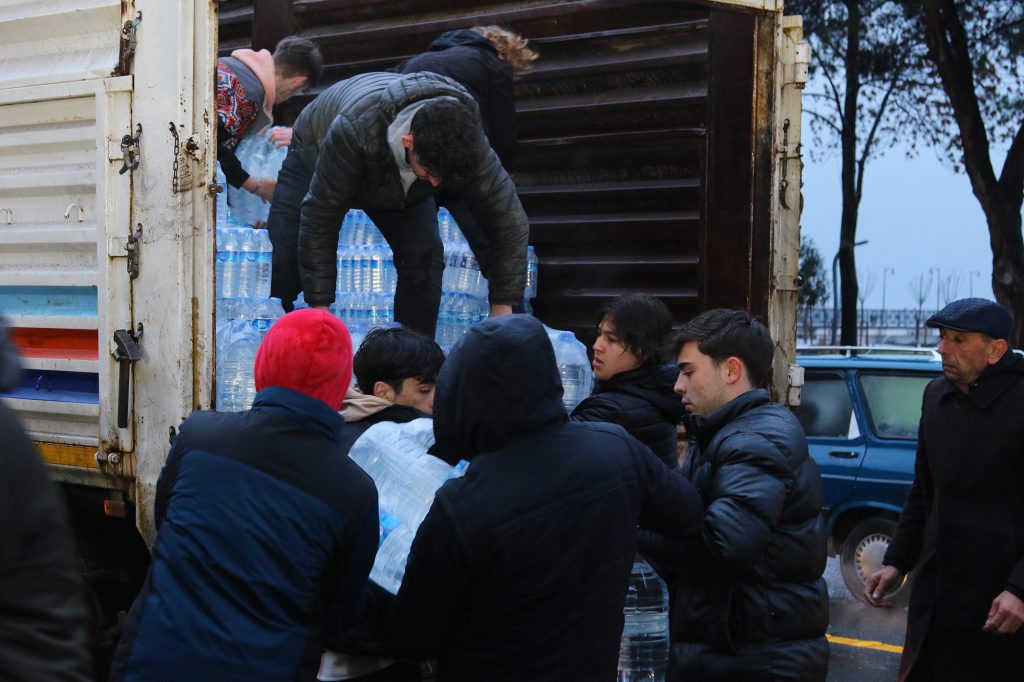 <strong>ÜNYE’DEN ELBİSTAN’A İŞ MAKİNASI VE AŞÇI DESTEĞİ</strong> el1