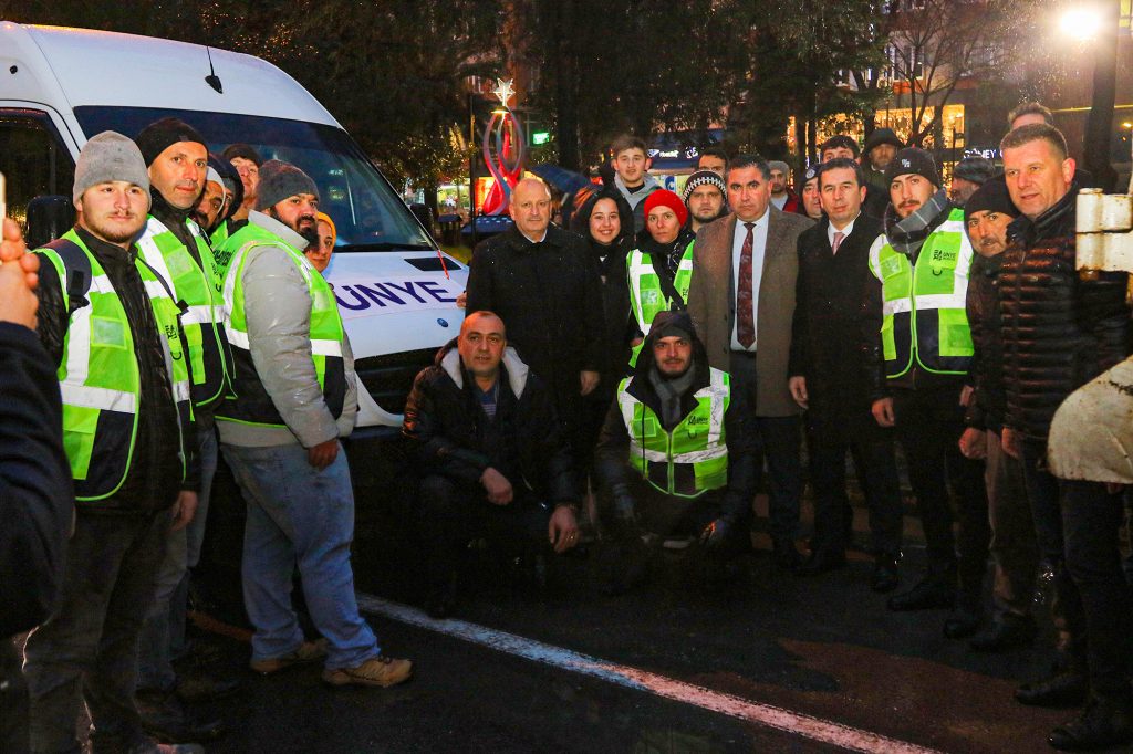 <strong>ÜNYE’DEN ELBİSTAN’A İŞ MAKİNASI VE AŞÇI DESTEĞİ</strong> el2