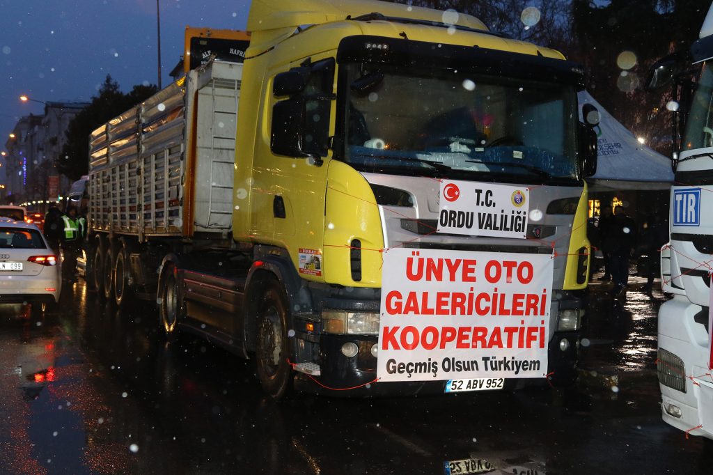 <strong>ÜNYE’DEN ELBİSTAN’A İŞ MAKİNASI VE AŞÇI DESTEĞİ</strong> el3