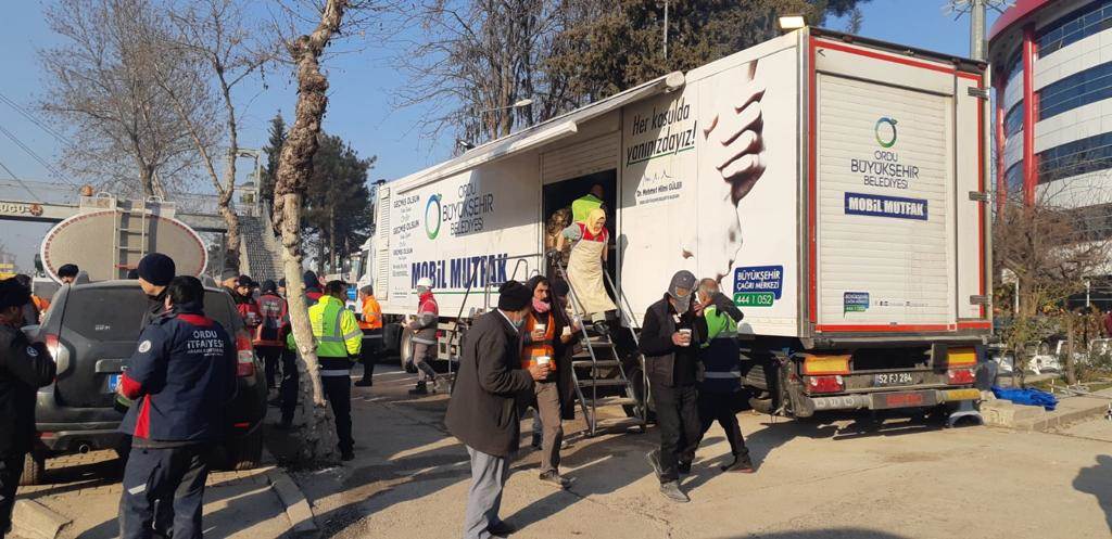 GÜNLERDİR MOBİL MUTFAK TIRI İLE YEMEK İHTİYACI KARŞILANIYOR gun