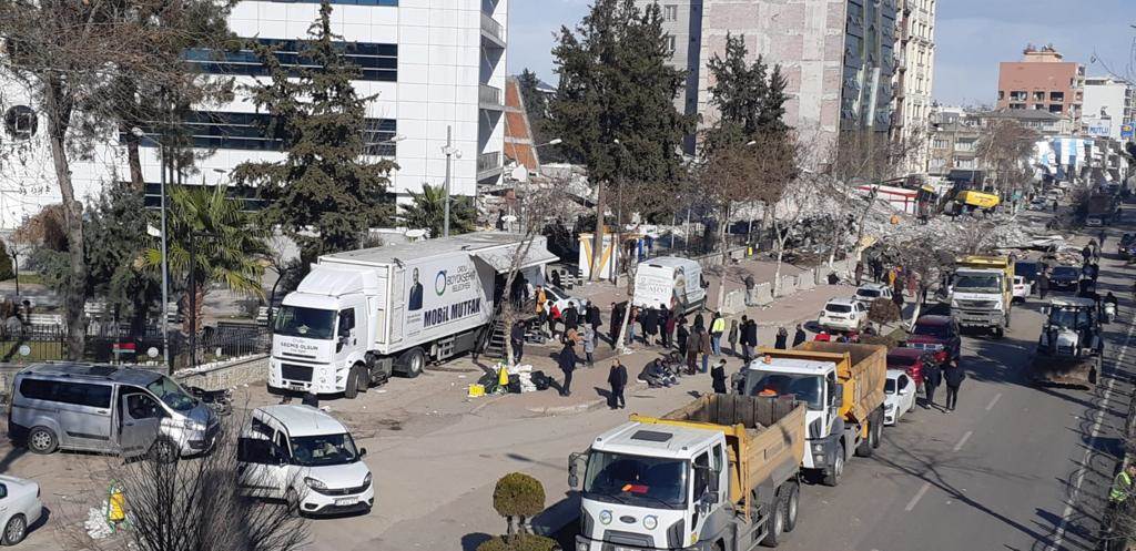 GÜNLERDİR MOBİL MUTFAK TIRI İLE YEMEK İHTİYACI KARŞILANIYOR gun1