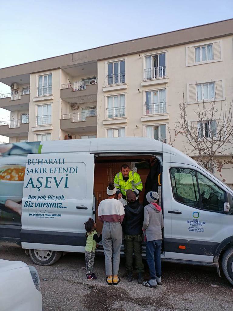 GÜNLERDİR MOBİL MUTFAK TIRI İLE YEMEK İHTİYACI KARŞILANIYOR gun2