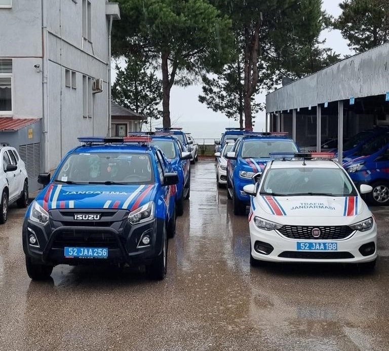 ÜNYE JANDARMA’DAN DEPREM BÖLGELERİNE TAKVİYE DESTEK j1 1
