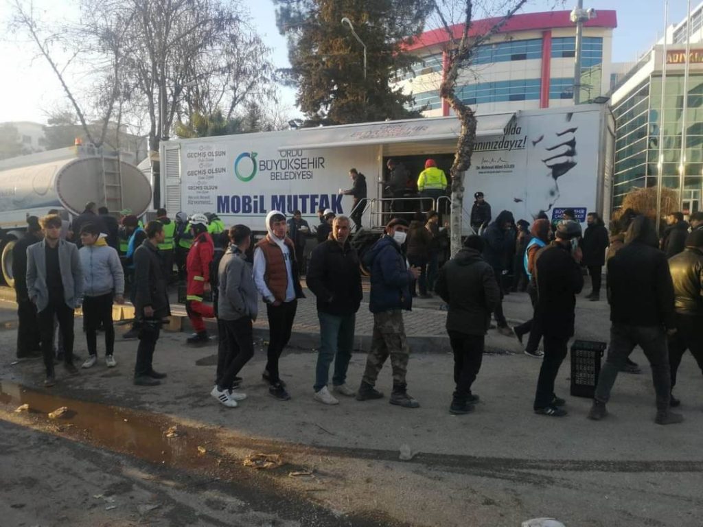 MOBİL MUTFAK TIRI DEPREMZEDELERİN YEMEK İHTİYACINI KARŞILAMAYA DEVAM EDİYOR mo 2