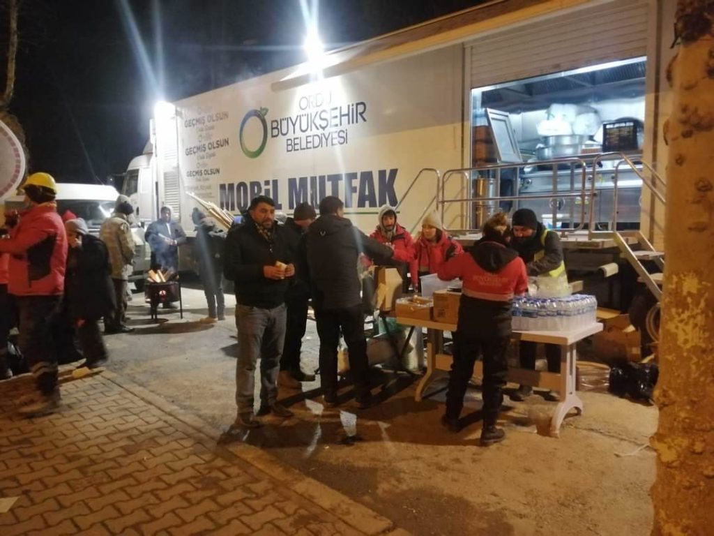 MOBİL MUTFAK TIRI DEPREMZEDELERİN YEMEK İHTİYACINI KARŞILAMAYA DEVAM EDİYOR mo1 1