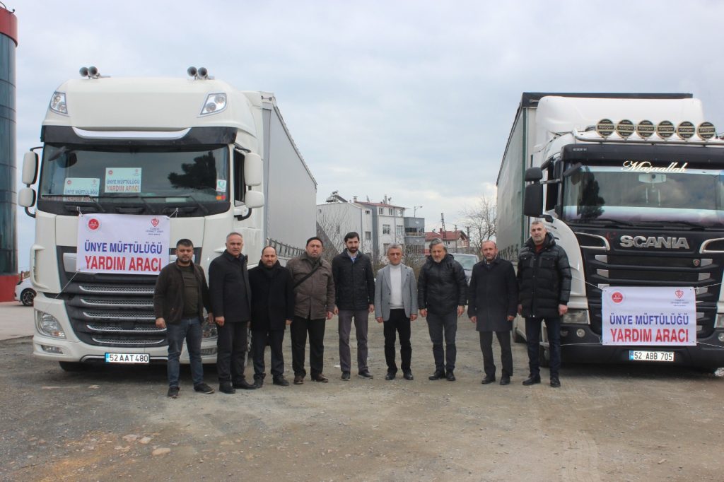 ÜNYE MÜFTÜLÜĞÜNDEN DEPREM BÖLGESİNE 5 TIR YARDIM MALZEMESİ mu1