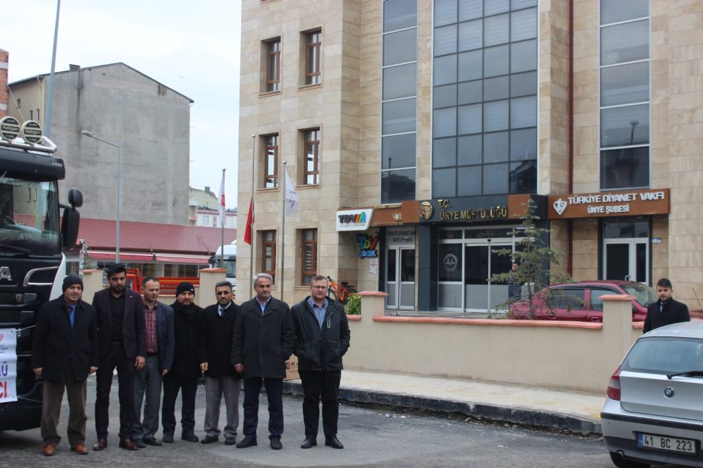ÜNYE MÜFTÜLÜĞÜNDEN DEPREM BÖLGESİNE 5 TIR YARDIM MALZEMESİ mu2