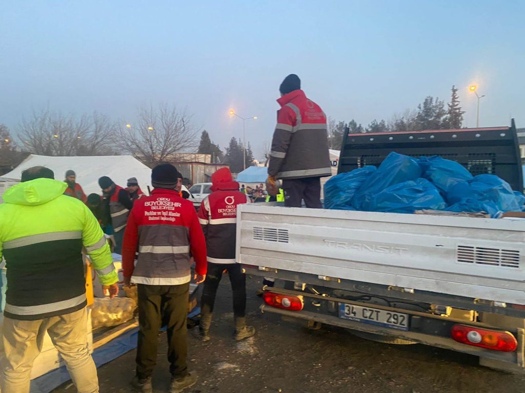 ORDU’DAN GİDEN YARDIMLAR BÜYÜKŞEHİR EKİPLERİNCE DEPREMZEDELERE ULAŞTIRILIYOR o1 2