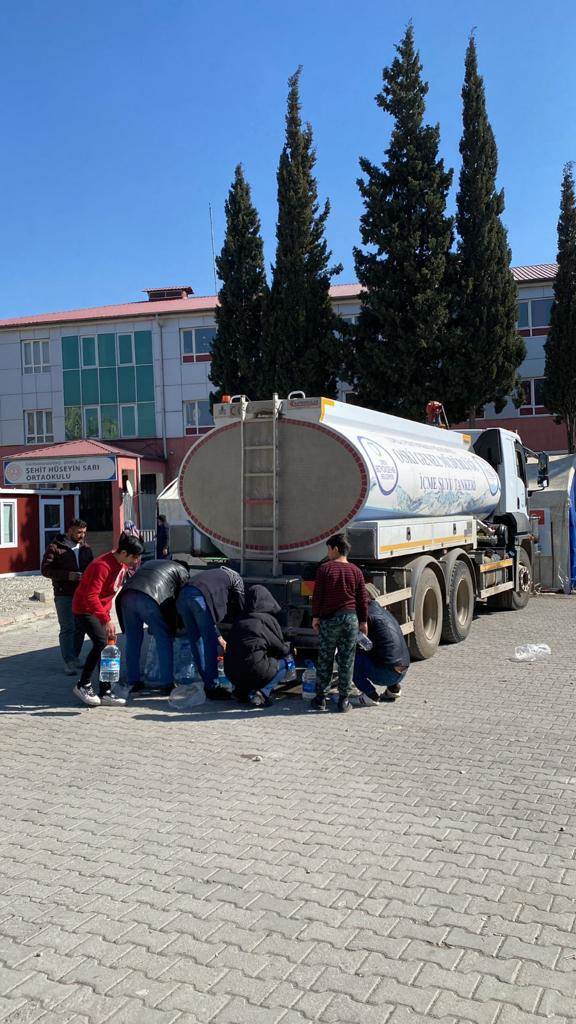 DEPREMZEDELERİN TEMİZ SU İHTİYACI KARŞILANIYOR su2
