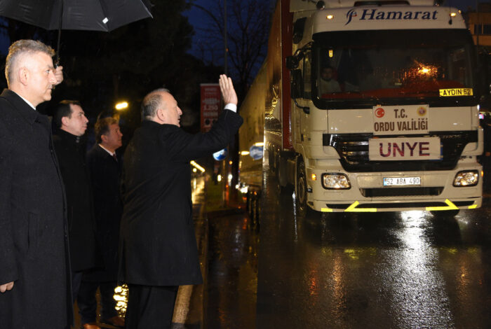 <strong>ÜNYE TEK YÜREK OLDU, TIRLAR DEPREM BÖLGESİNE HAREKET ETTİ</strong> t