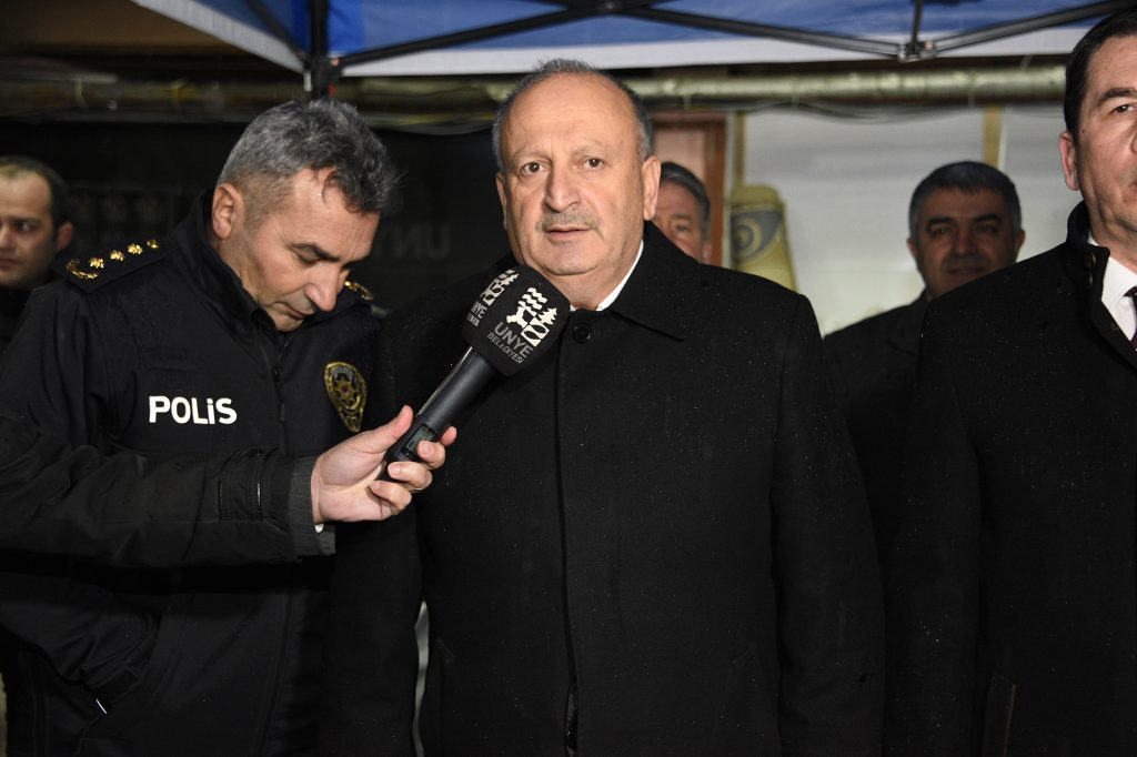 <strong>ÜNYE TEK YÜREK OLDU, TIRLAR DEPREM BÖLGESİNE HAREKET ETTİ</strong> t3