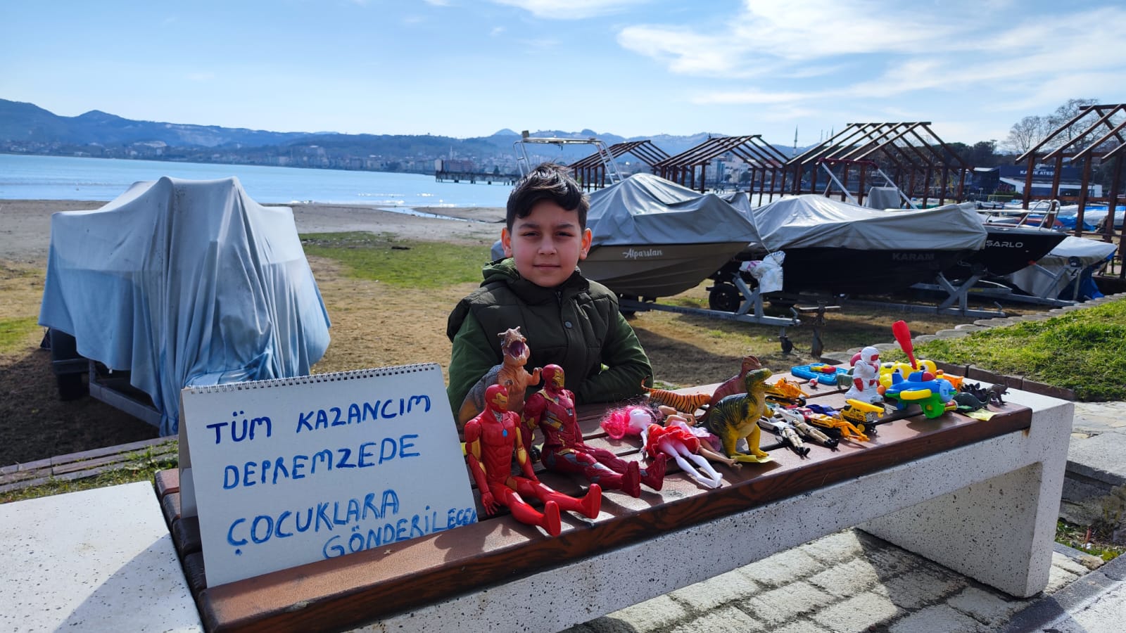 En çok sevdiği oyuncaklarını depremzede kardeşleri için sattı. Gelirini Afad'a