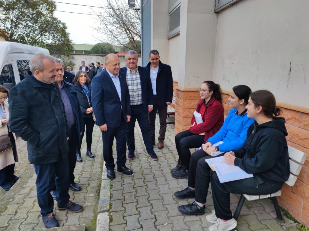 <strong>ÜNYE DEPREMZEDELER İÇİN TEK YÜREK</strong> u3