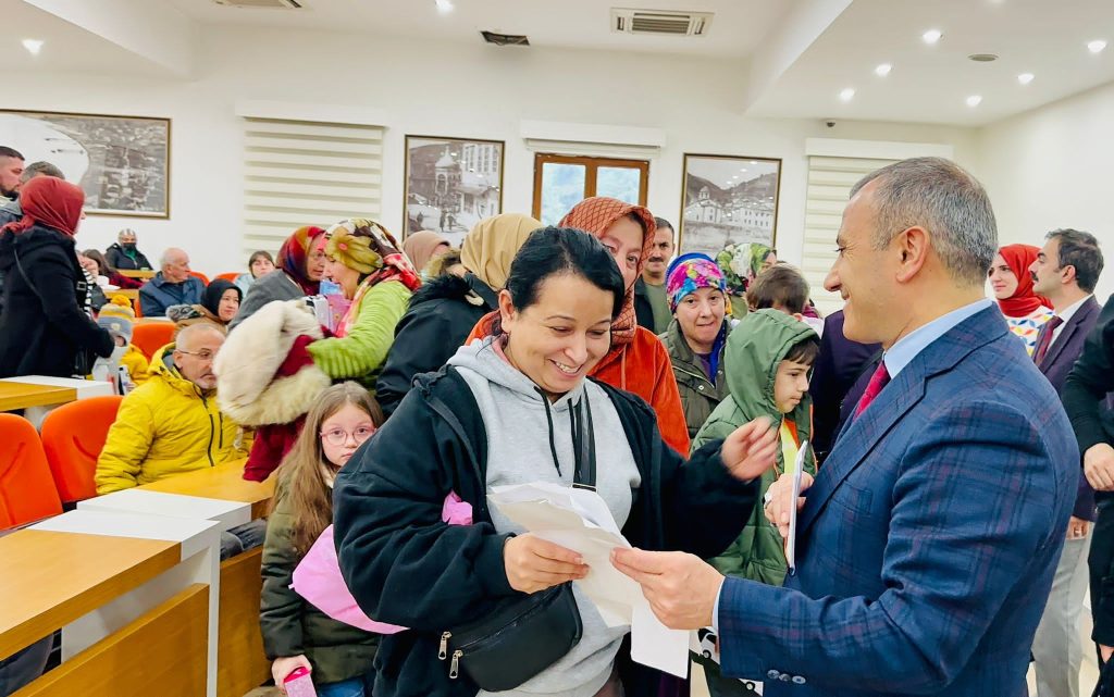 <strong>Vali Sonel, Bu Çarşamba da Halk Gününde Gelenlere Devletin Şefkatini Gösterdi</strong> v