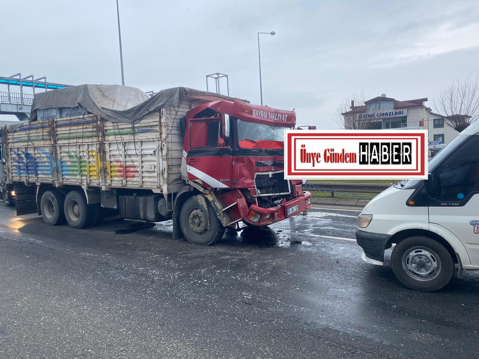 Nakliyat Kamyonu Işıklarda Duran Tıra Çarptı:1 Yaralı