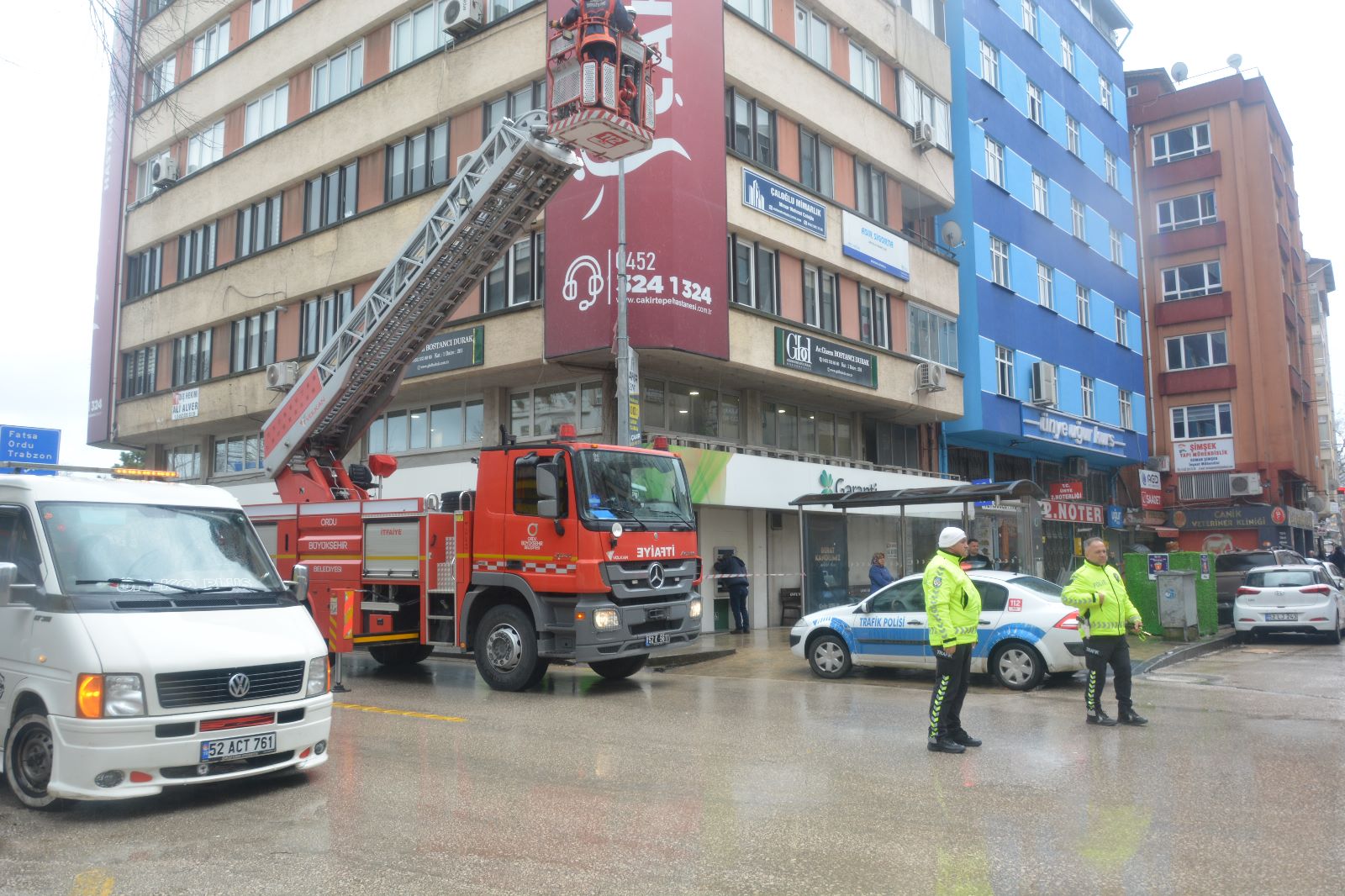 Ünye’de bir binanın dış kaplama malzemesi aşırı fırtınaya dayanamayarak koptu.