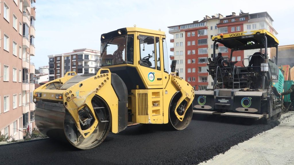 ÜNYE’DE İKİ SOKAK SICAK ASFALT İLE BULUŞTU a