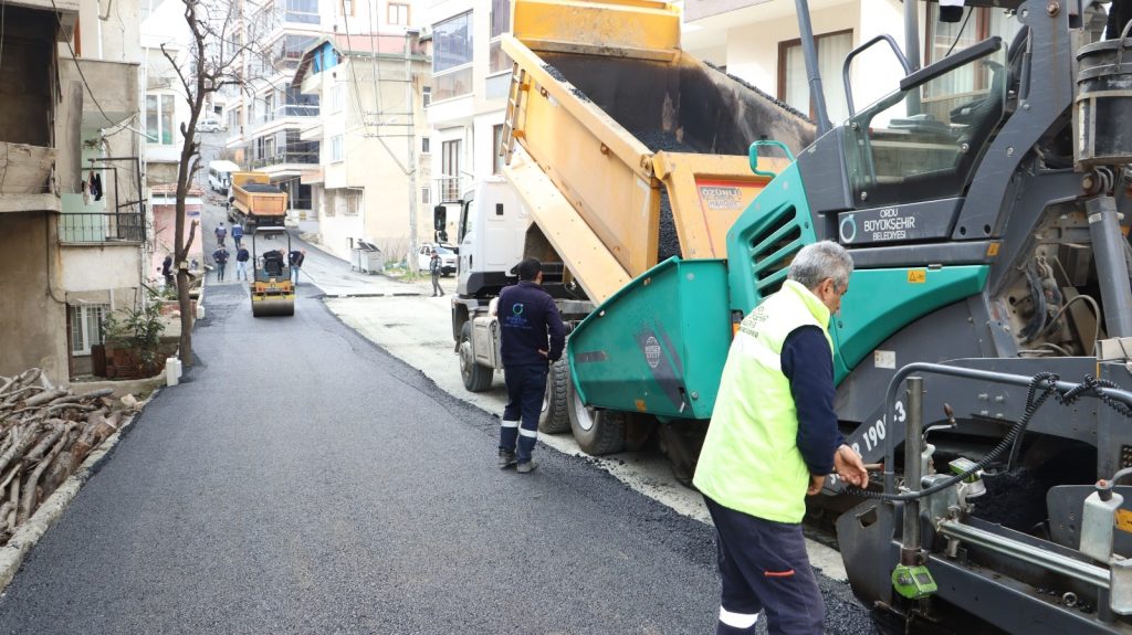ÜNYE’DE İKİ SOKAK SICAK ASFALT İLE BULUŞTU a1