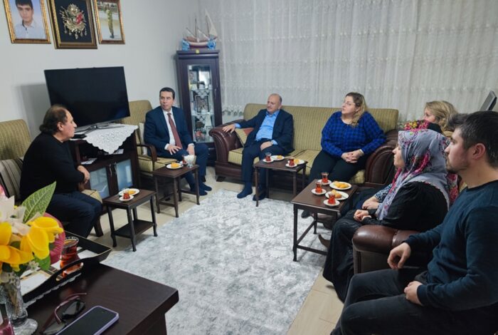 <strong>KAYMAKAM IŞIK VE BAŞKAN TAVLI İLK İFTARI ŞEHİT EVİNDE YAPTI</strong> ay