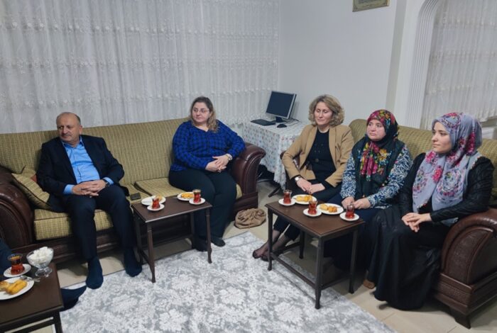 <strong>KAYMAKAM IŞIK VE BAŞKAN TAVLI İLK İFTARI ŞEHİT EVİNDE YAPTI</strong> ay1