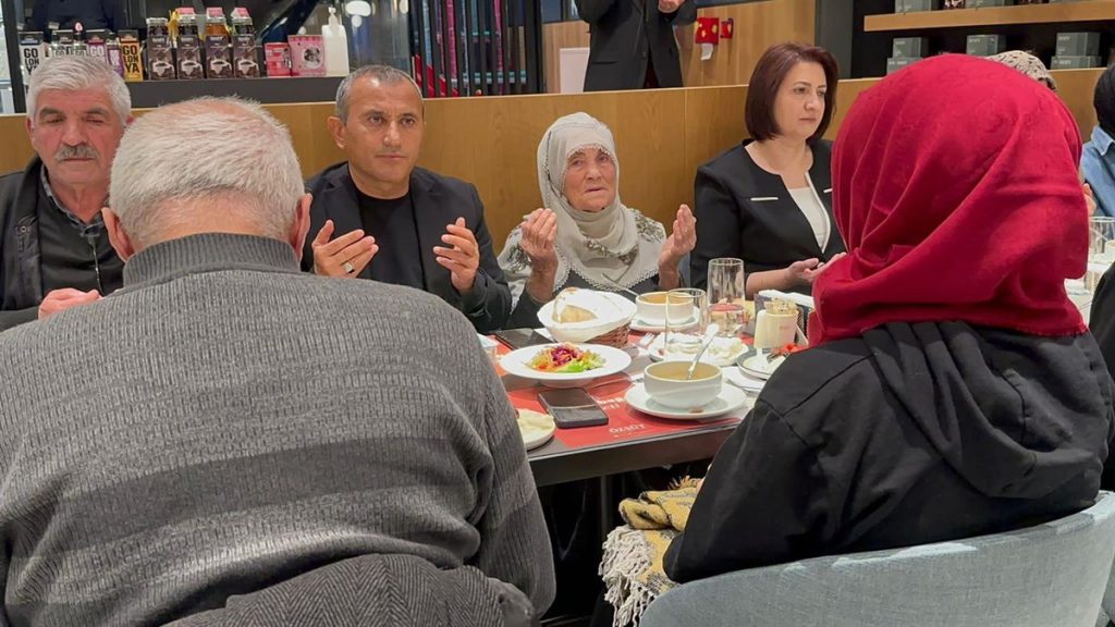 <strong>Vali Sonel, Bu Akşamki İftarını da Depremzede Ailelerle Birlikte Yaptı</strong> d1 1