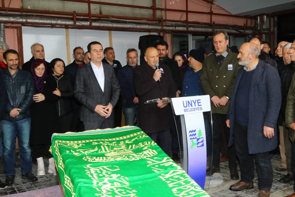 <strong>ESKİ BAŞKAN CERRAHOĞLU SON YOLCULUĞUNA UĞURLANDI</strong> es2