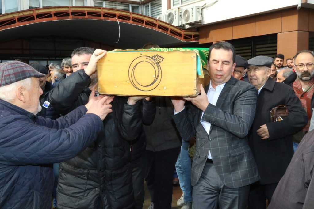 <strong>ESKİ BAŞKAN CERRAHOĞLU SON YOLCULUĞUNA UĞURLANDI</strong> es3
