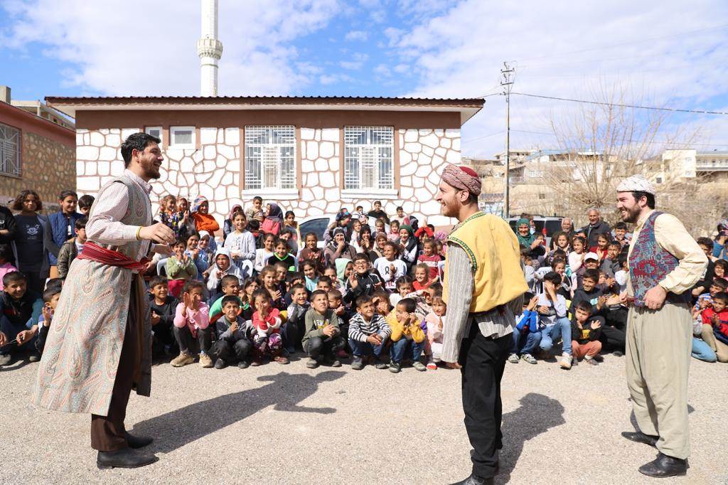 HER ŞEY ÇOCUKLAR GÜLSÜN DİYE h 1