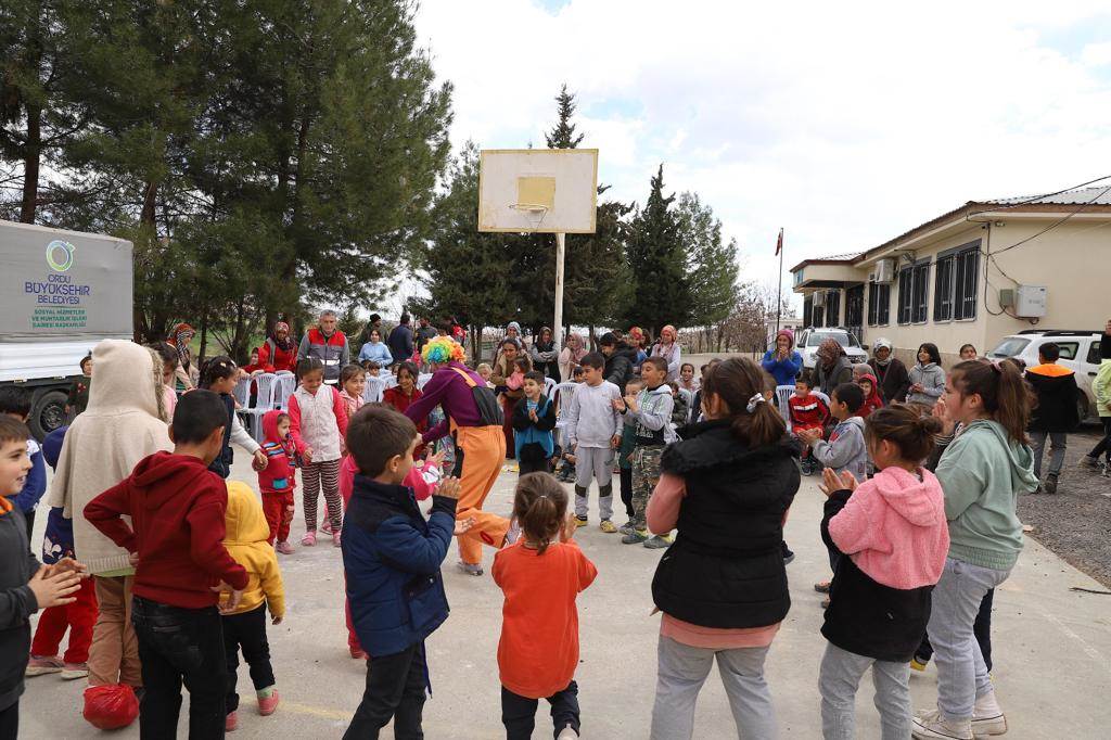 HER ŞEY ÇOCUKLAR GÜLSÜN DİYE h1 1