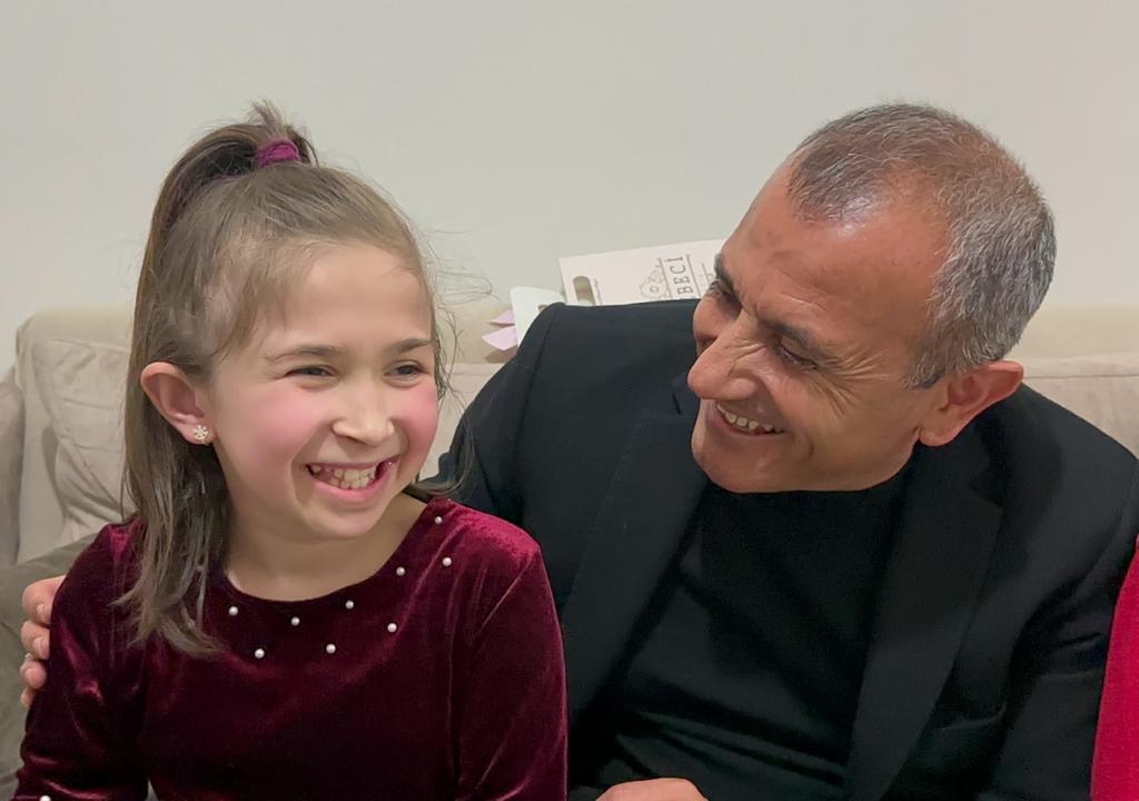 <strong>Vali Sonel, Mercan’ın Küpe Takma Hayalini Gerçekleştirdi</strong> ku1