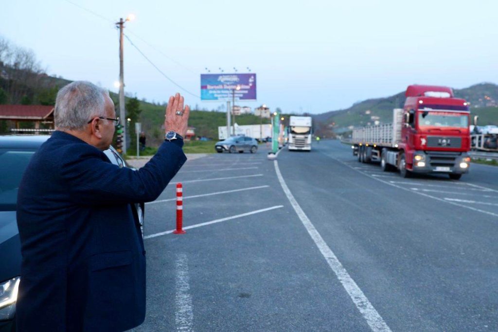 UZUN YOL ŞOFÖRLERİ ORUCUNU BÜYÜKŞEHİR İLE AÇIYOR U