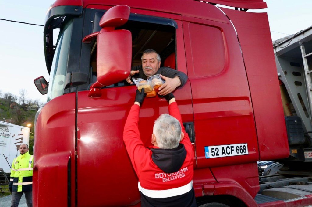 UZUN YOL ŞOFÖRLERİ ORUCUNU BÜYÜKŞEHİR İLE AÇIYOR U1