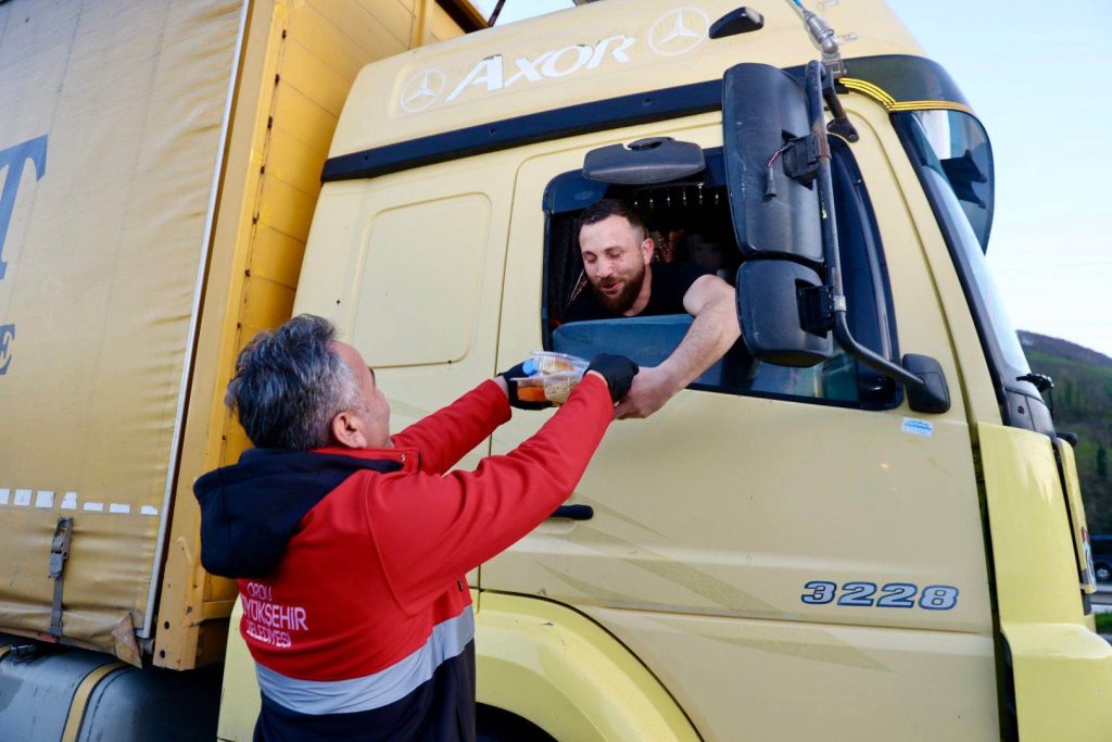 UZUN YOL ŞOFÖRLERİ ORUCUNU BÜYÜKŞEHİR İLE AÇIYOR U2