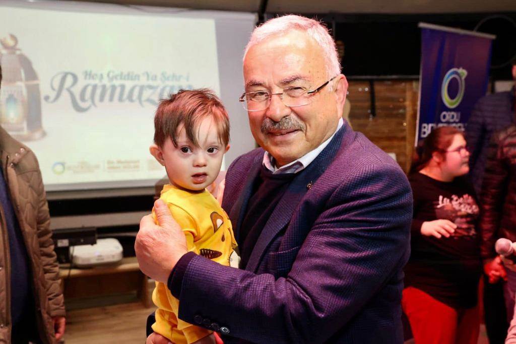 BAŞKAN GÜLER İFTARINI DOWN SENDROMLU ÇOCUKLAR VE AİLELERİYLE YAPTI do