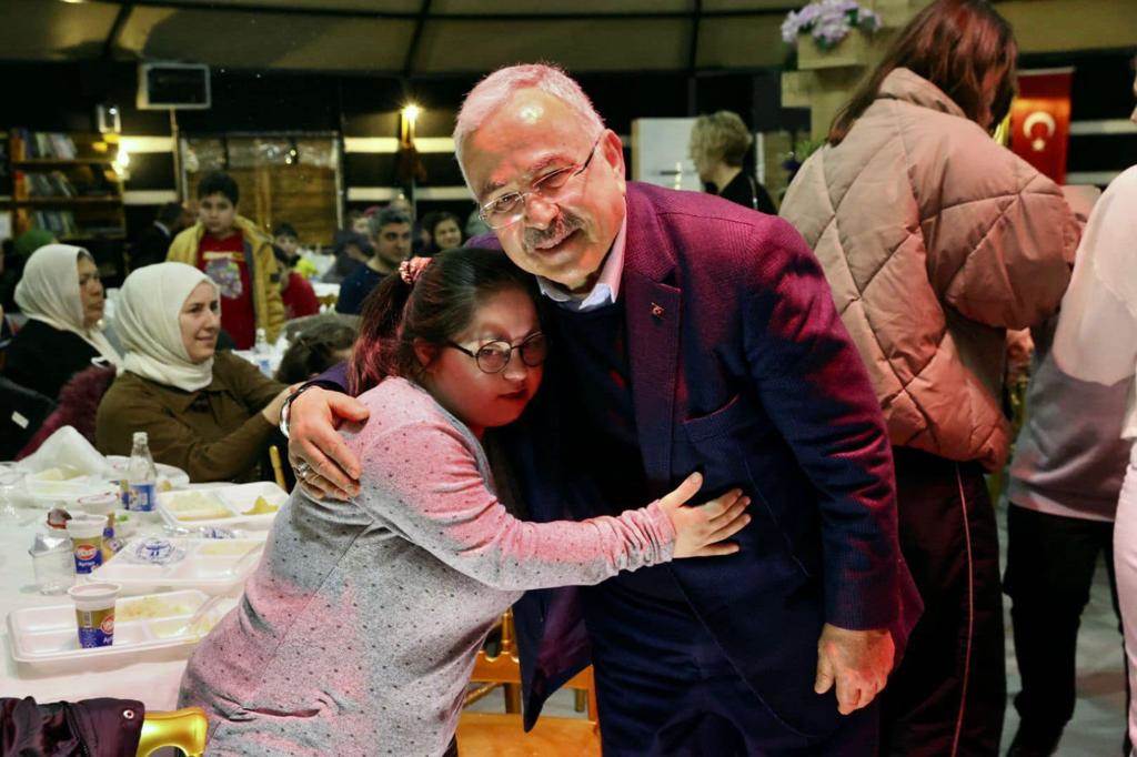 BAŞKAN GÜLER İFTARINI DOWN SENDROMLU ÇOCUKLAR VE AİLELERİYLE YAPTI do3