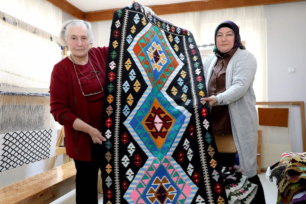 83 YAŞINDA İLMEK İLMEK HALI DOKUYOR il1