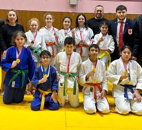 JUDO TAKIMI YARI FİNALE YÜKSELDİ ju