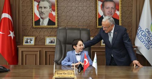BAŞKAN GÜLER KOLTUĞUNU MİNİK DEPREMZEDE KAĞAN’A TESLİM ETTİ mi 2