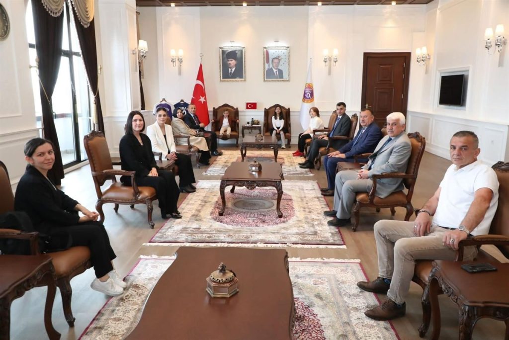 Vali Koltuğu Şehit Çocuklarına Emanet v1 3